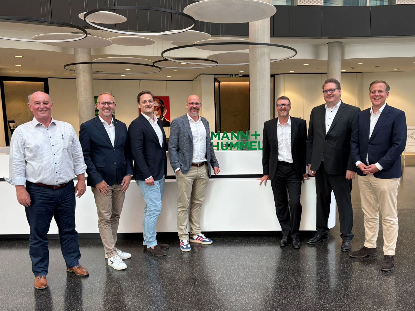 Ink dried (from left to right): Klaus Schwinghammer (Vice President Purchasing Non-Production Material at Mann+Hummel), Marc Styrnal (Director Operations Cluster Nuremberg at Fiege), Philipp Debuch (Managing Director of Fiege's Industrial Business Unit), Stephan Wittenbrink (Managing Director of Fiege's Transport Business Unit), Samuel Cochon (Chief Procurement Officer at Mann+Hummel), Kai Albus (Senior Vice President for Supply Chain at Mann+Hummel) and Martin Rademaker (Member of the Executive Board) at Fiege) during the signing of the contract in Ludwigsburg. (Photo: Fiege)